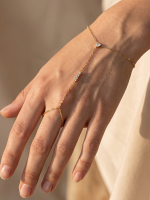 Bijou de main Thea – Bracelet doré acier inoxydable