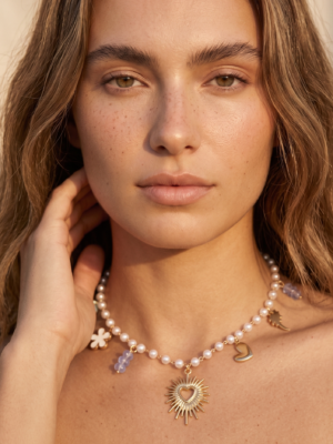 Collier Helene – Perles blanches pendentif soleil doré