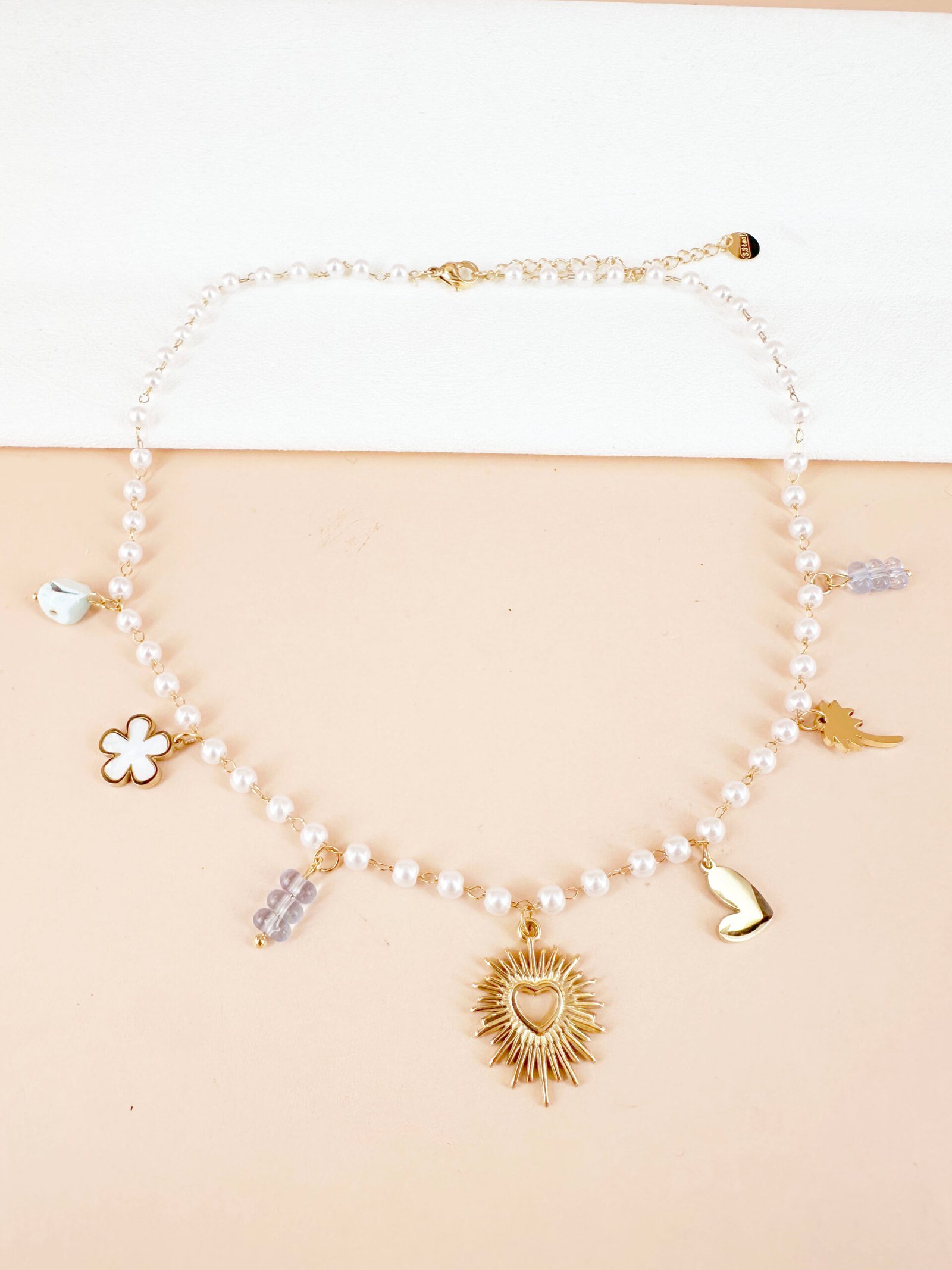 Collier Helene - Perles blanches pendentif soleil doré – Image 2