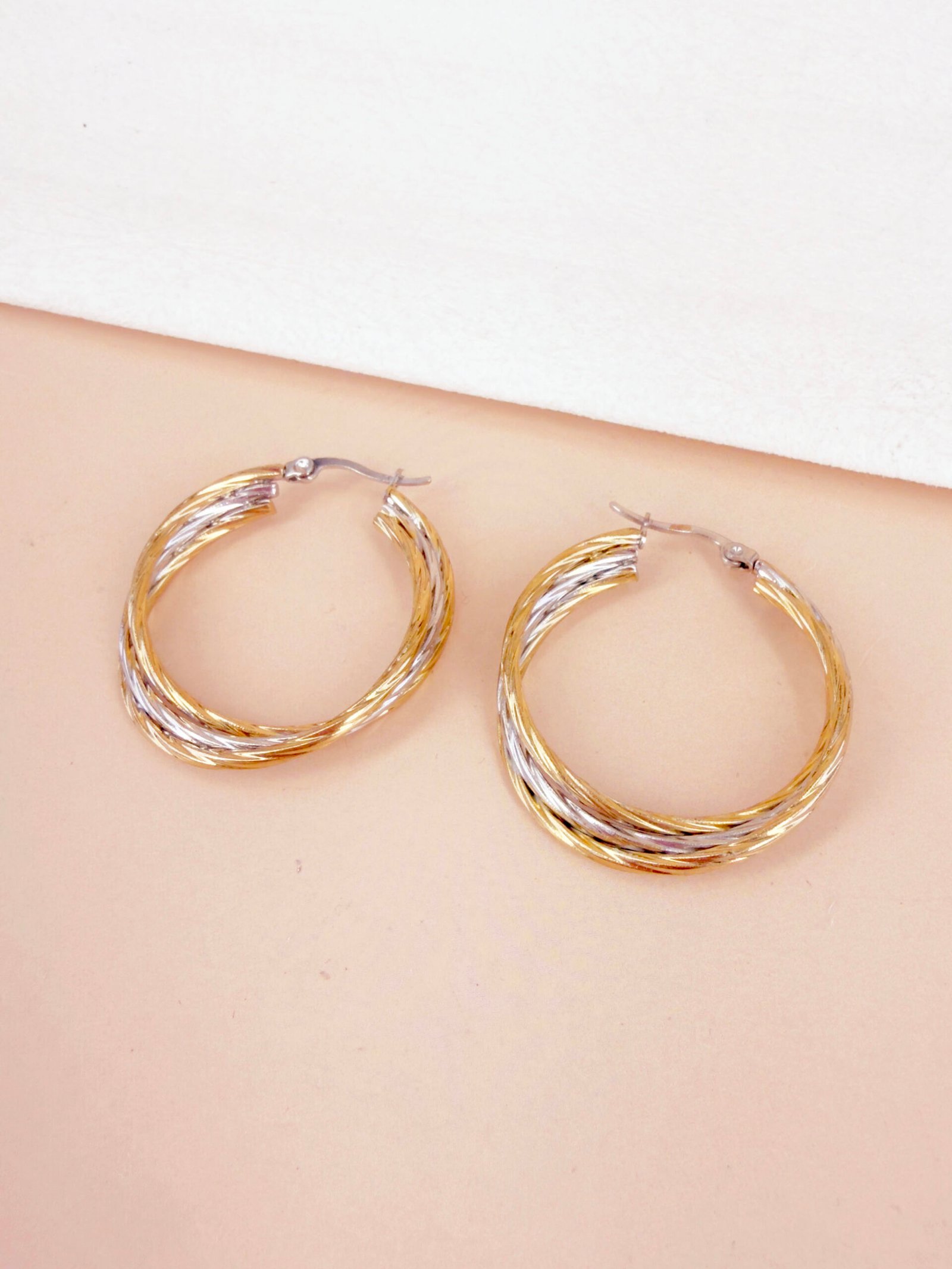 Boucles d'oreilles Clara - Créoles acier inoxydable or – Image 3