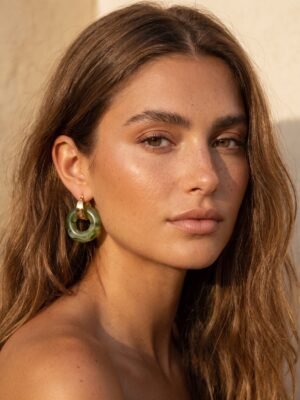 Boucles d’oreilles Flora – Créoles résine et acier inoxydable vert