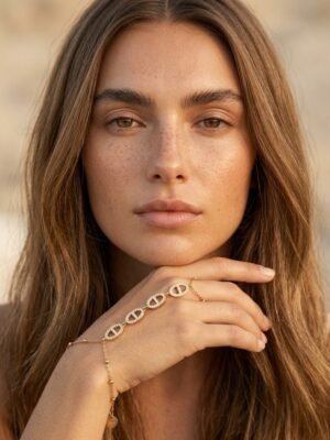 Bracelet Celeste – Chaîne de main maille marine strass