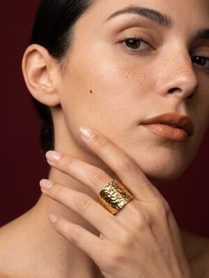 Bague Apolline – Motif large martelée à bande centrale