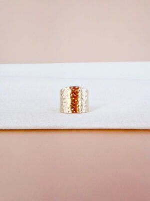 Bague Apolline – Motif large martelée à bande centrale