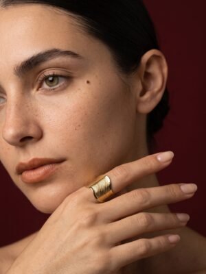 Bague Ariane – Motif large à relief horizontal