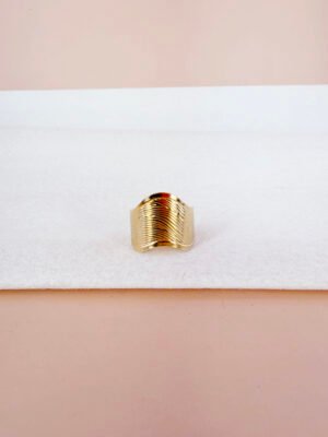 Bague Ariane – Motif large à relief horizontal