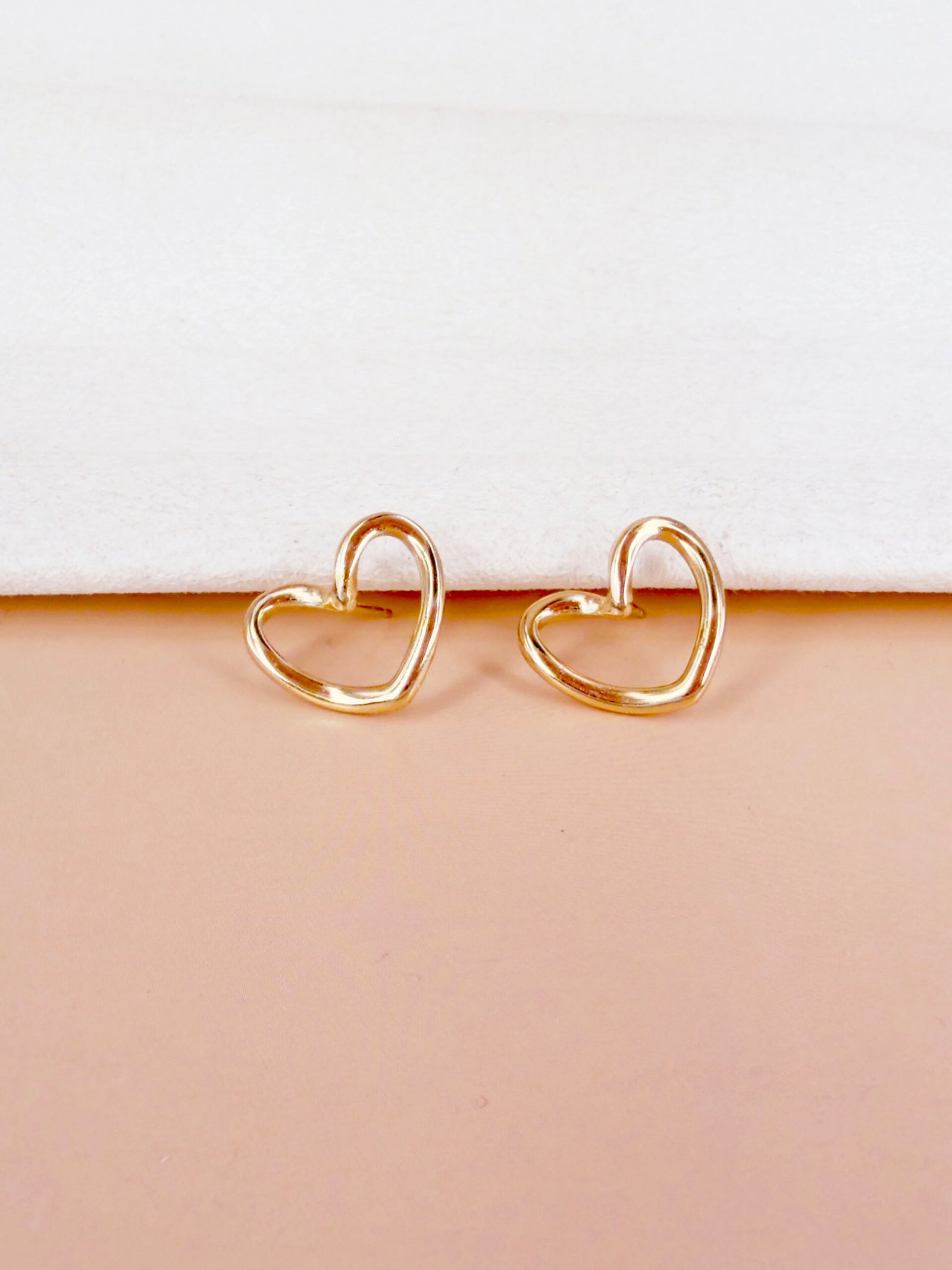 Boucles d'oreilles puces Gabrielle - Cœurs dorés ajourés – Image 2