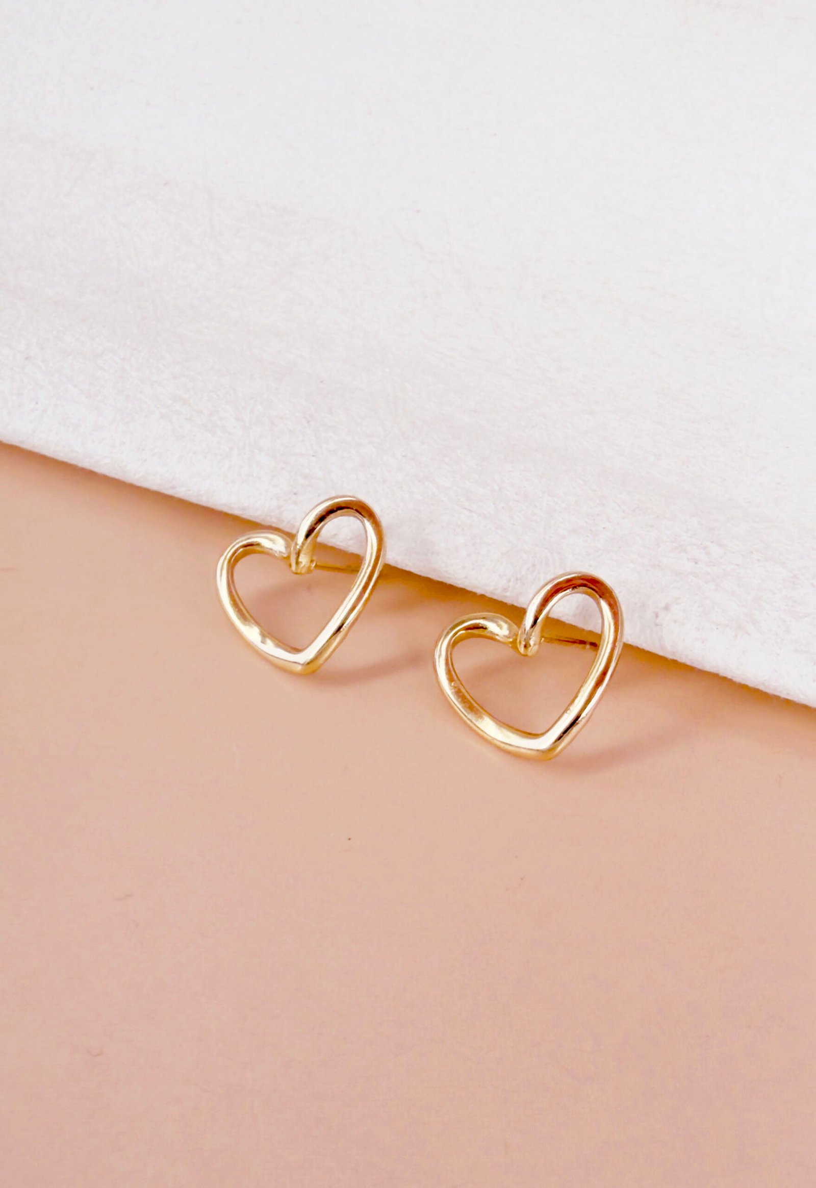 Boucles d'oreilles puces Gabrielle - Cœurs dorés ajourés – Image 3