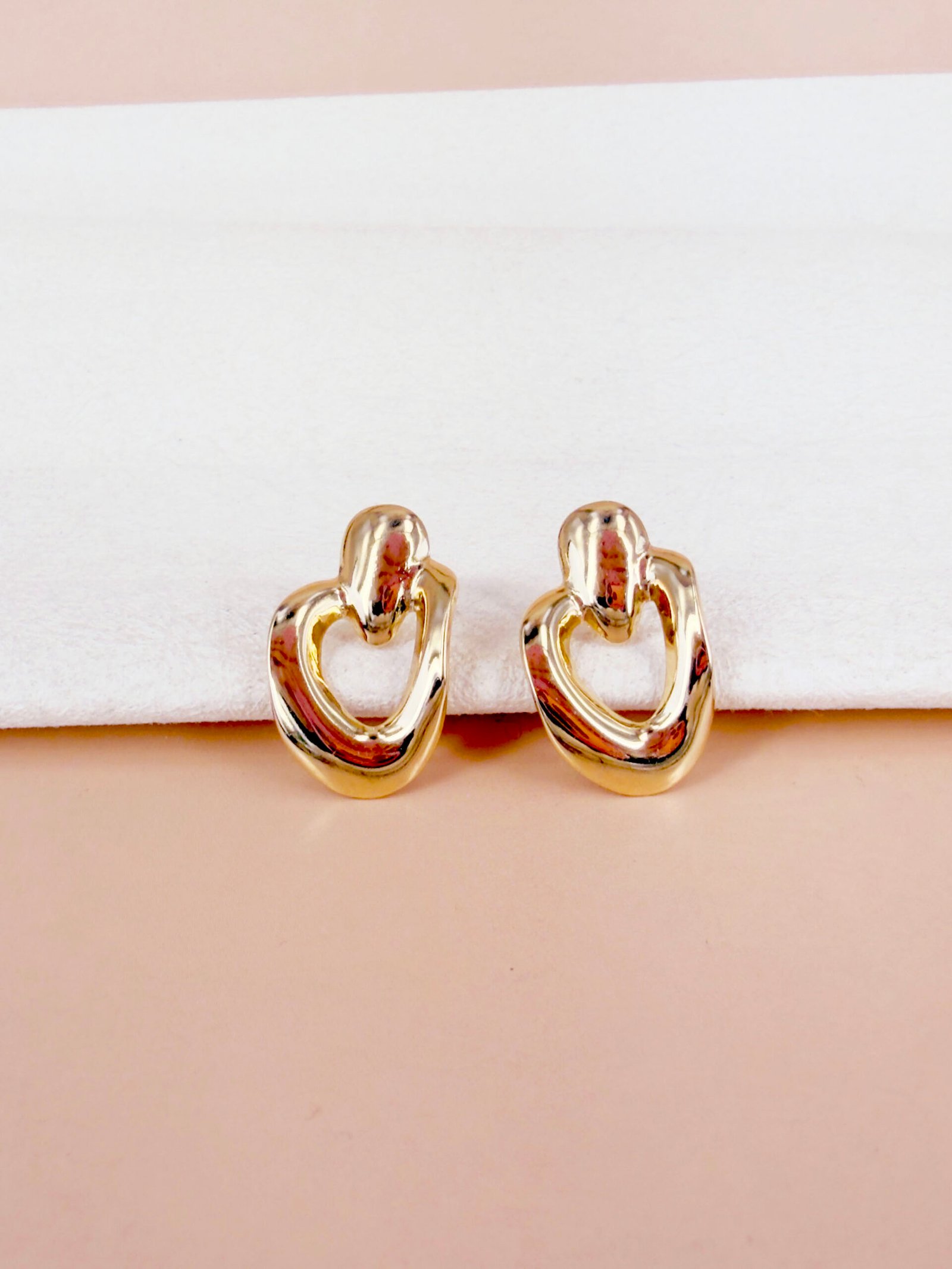 Boucles d'oreilles pendantes Ines - Cœurs dorés bombés et ajourés – Image 2