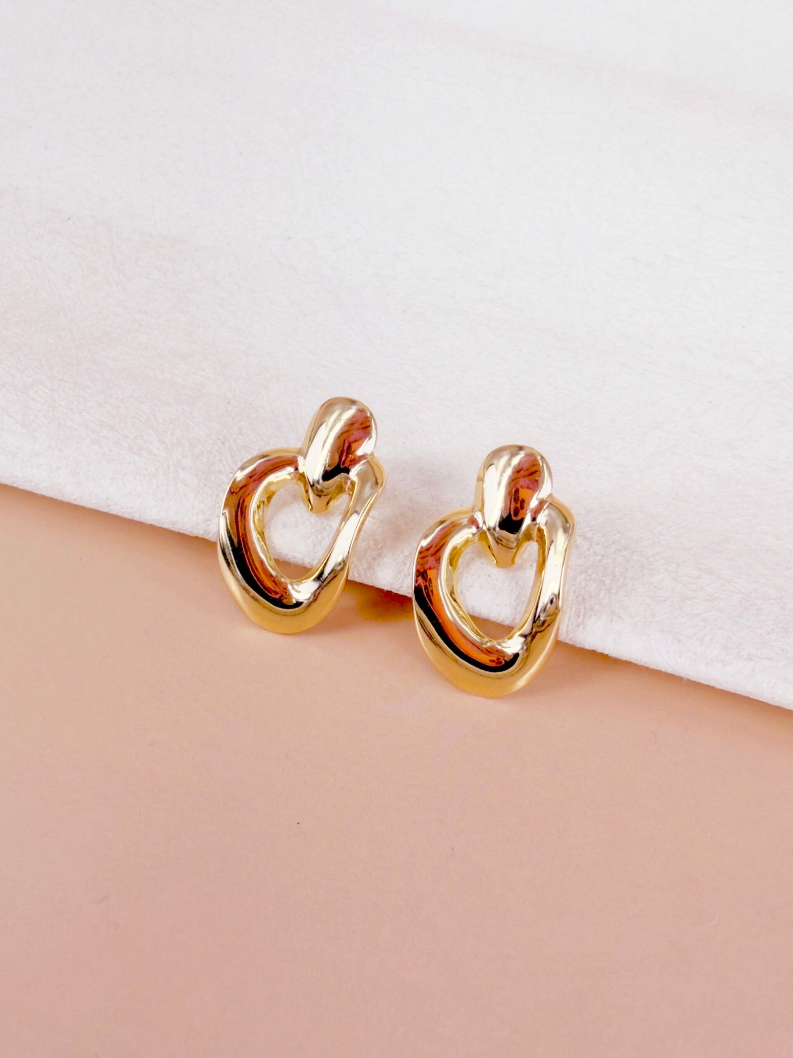 Boucles d'oreilles pendantes Ines - Cœurs dorés bombés et ajourés – Image 3