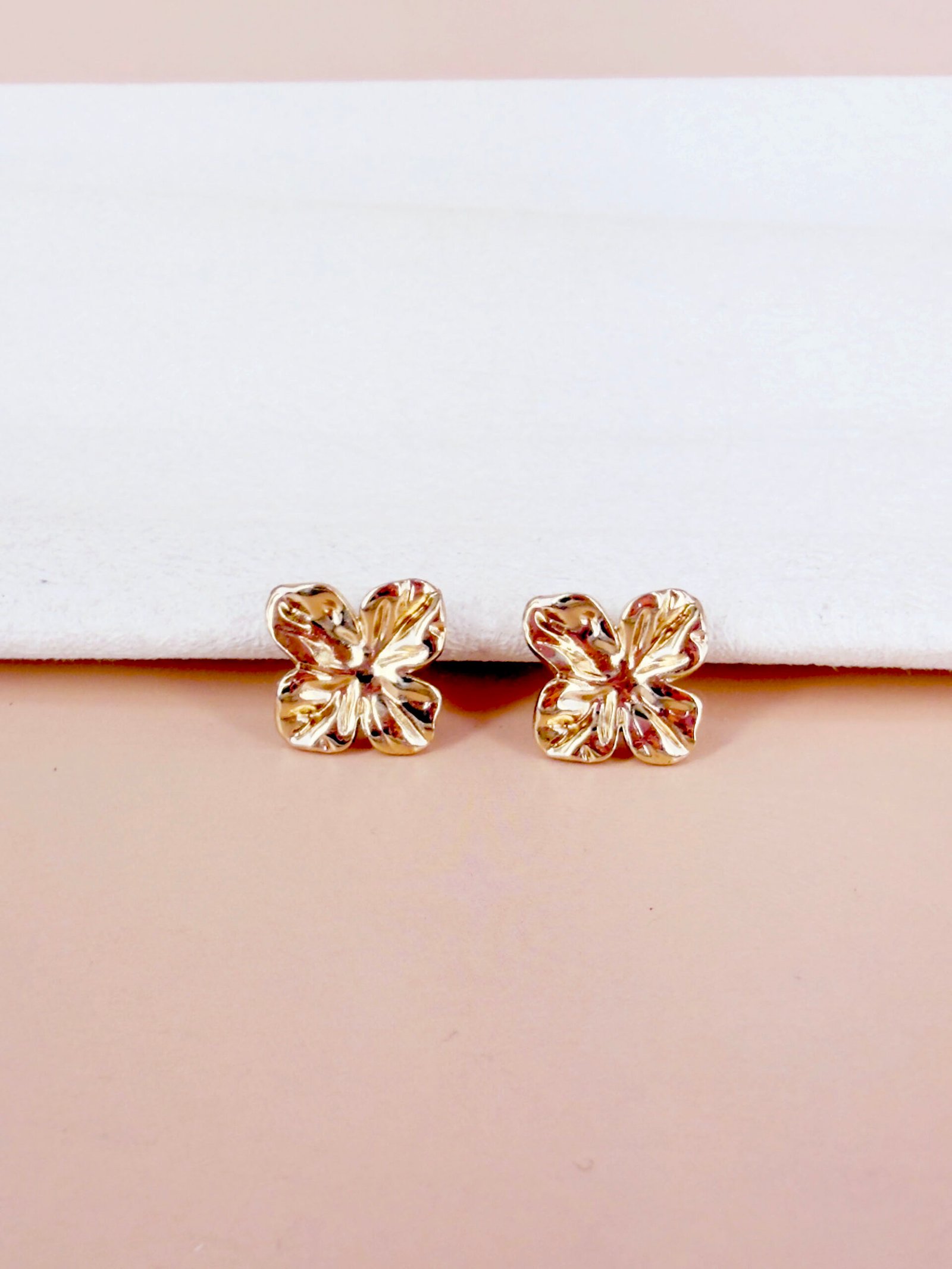 Boucles d'oreilles puces Jade - Fleurs dorées à 4 pétales sculptés – Image 2