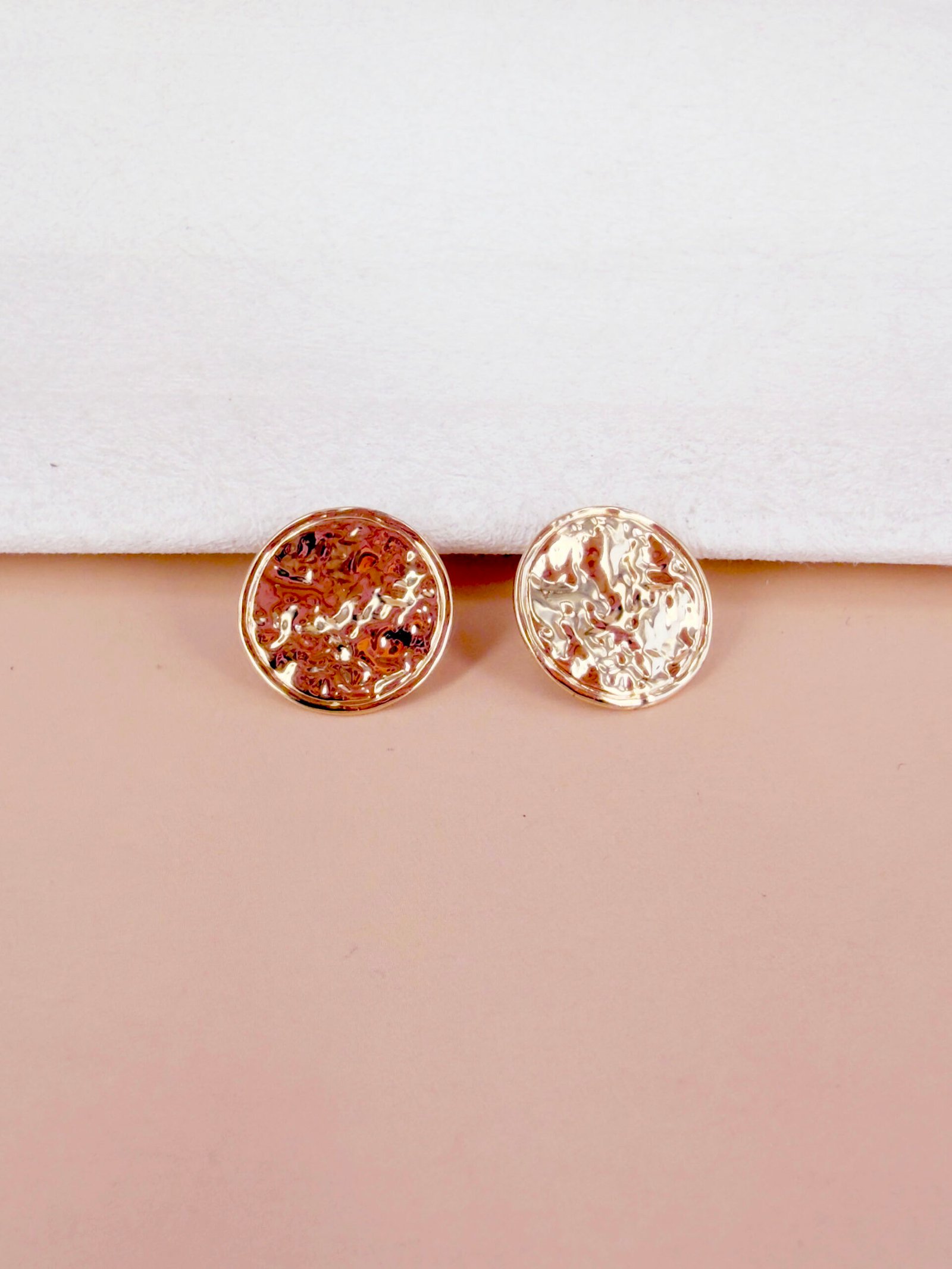 Boucles d'oreilles puces Louise - Disques dorés martelés – Image 2