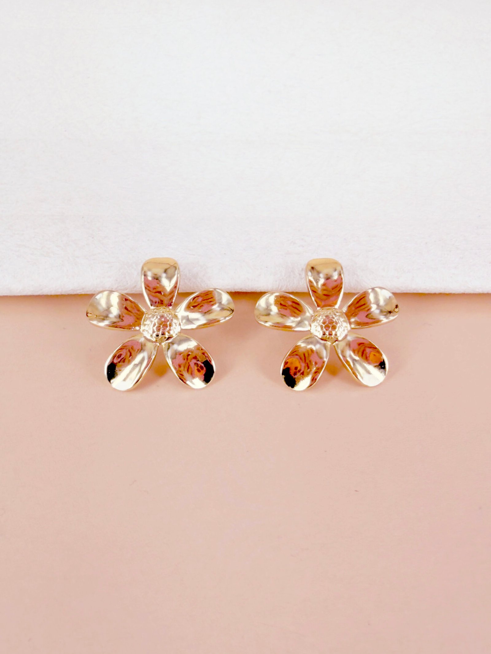 Boucles d'oreilles puces Mila - Fleurs dorées à cœur texturé – Image 2