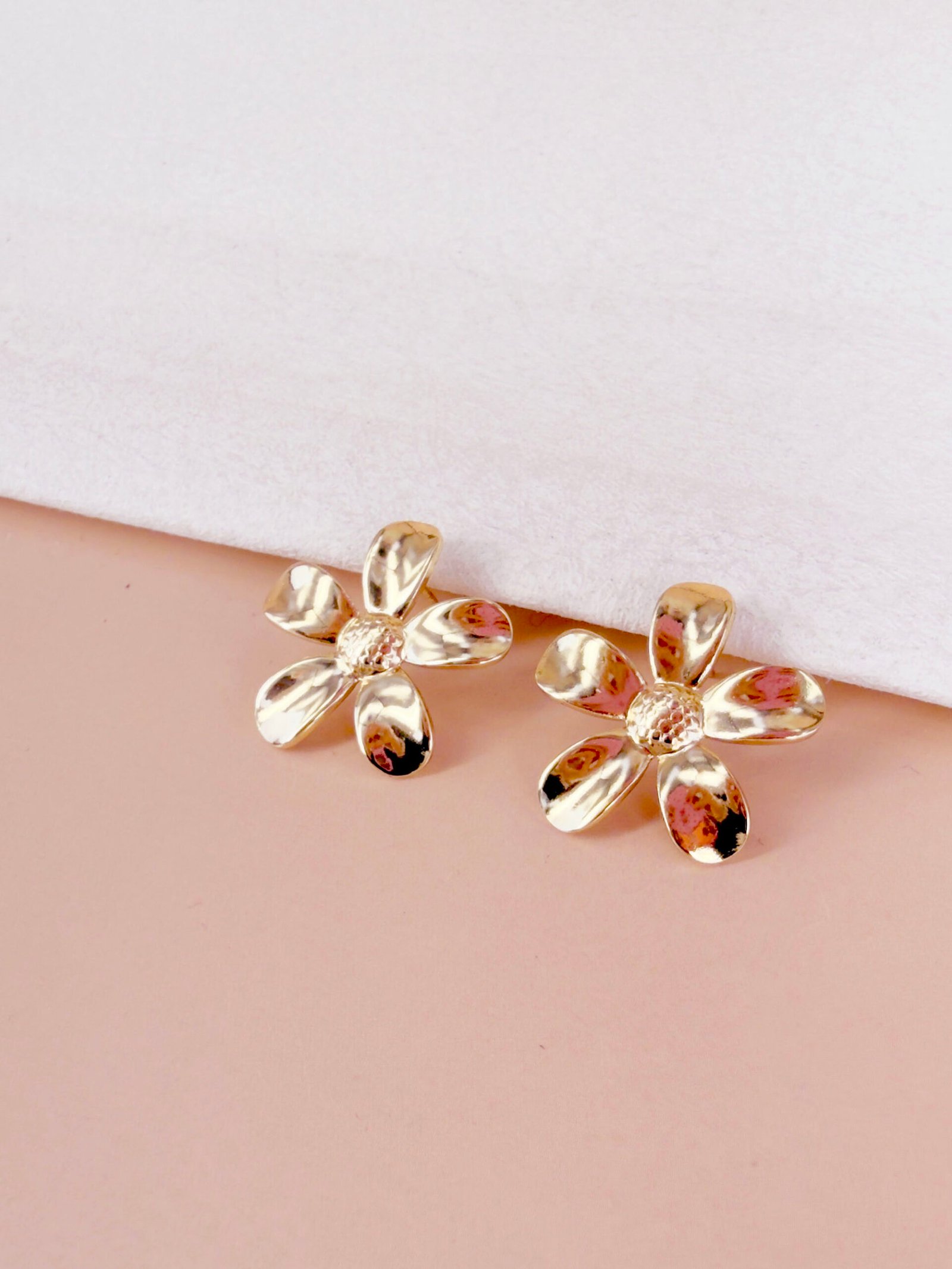 Boucles d'oreilles puces Mila - Fleurs dorées à cœur texturé – Image 3