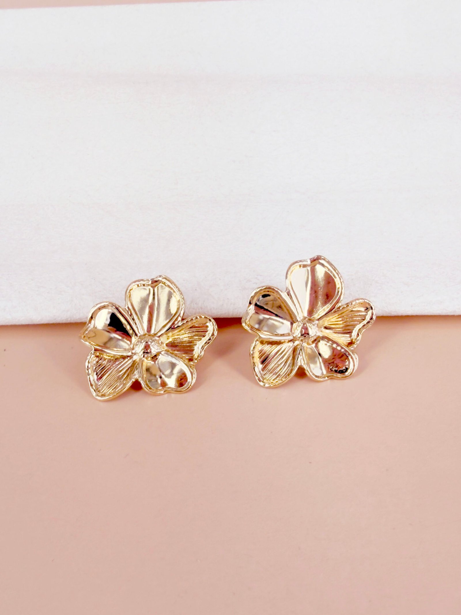 Boucles d'oreilles puces Nina - Fleurs dorées à larges pétales arrondis – Image 2