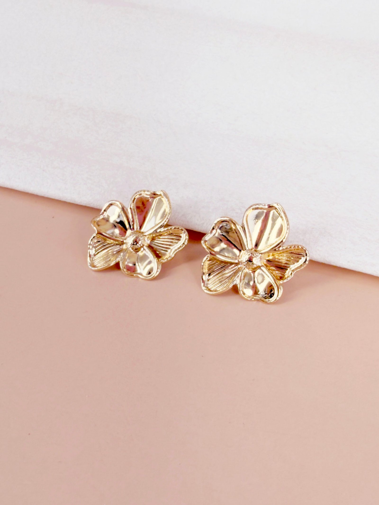 Boucles d'oreilles puces Nina - Fleurs dorées à larges pétales arrondis – Image 3