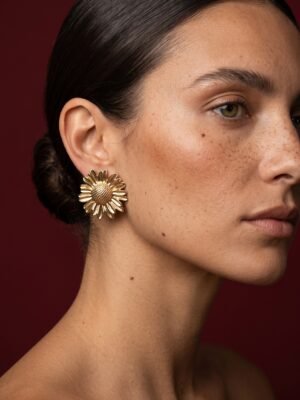 Boucles d’oreilles puces Thea – Marguerites dorées à cœur texturé