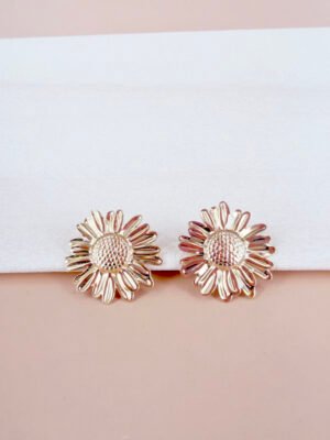 Boucles d’oreilles puces Thea – Marguerites dorées à cœur texturé
