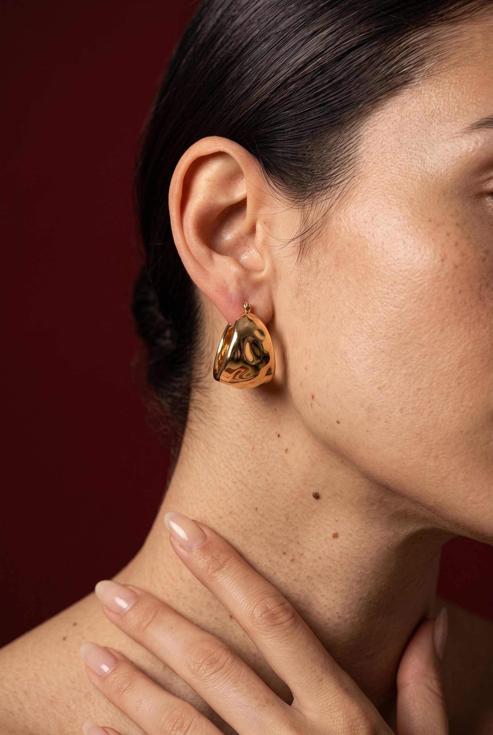 Boucles d'oreilles créoles Zelie - Larges courbes dorées bombées – Image 3