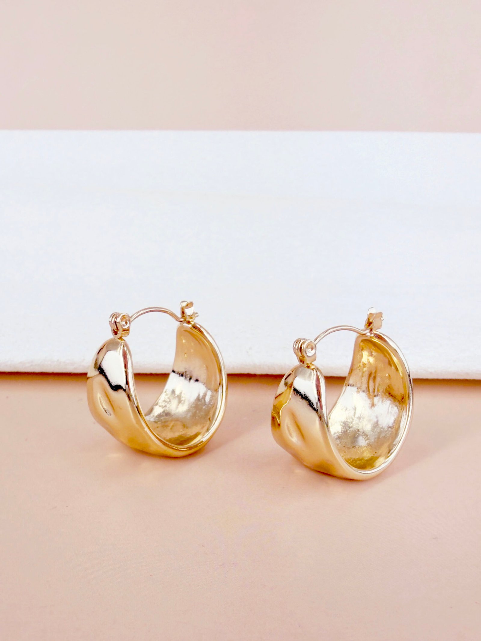 Boucles d'oreilles créoles Zelie - Larges courbes dorées bombées – Image 4