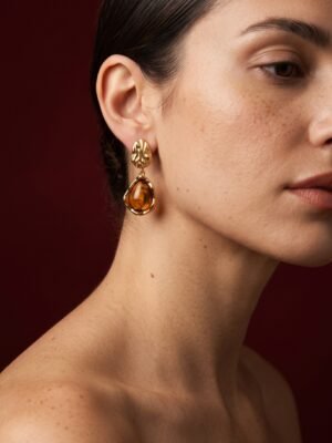 Boucles d’oreilles pendantes Eva – Gouttes ambrées et attaches dorées