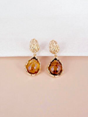 Boucles d’oreilles pendantes Eva – Gouttes ambrées et attaches dorées