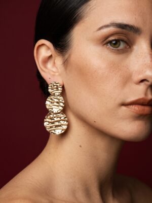 Boucles d’oreilles pendantes Maelle – Motif 3 disques dorés froissés