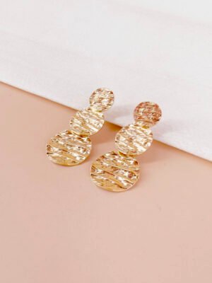 Boucles d’oreilles pendantes Maelle – Motif 3 disques dorés froissés