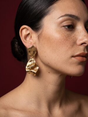 Boucles d’oreilles pendantes Amelie – Formes dorées ondulées et striées