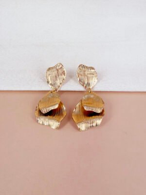 Boucles d’oreilles pendantes Amelie – Formes dorées ondulées et striées