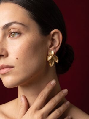 Boucles d’oreilles pendantes Andrea – Motif 3 feuilles dorées nervurées