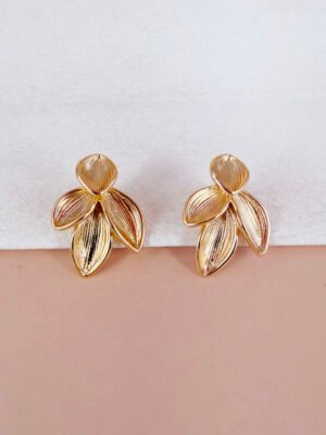 Boucles d’oreilles pendantes Andrea – Motif 3 feuilles dorées nervurées