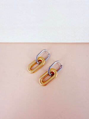 Boucles d’oreilles pendantes Éloïse – Motif maillons bicolores, bas doré