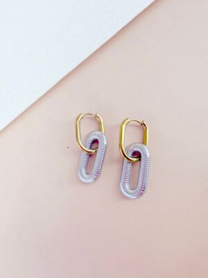 Boucles d’oreilles pendantes Faustine – Motif maillons bicolores, bas argenté