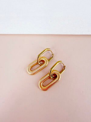 Boucles d’oreilles pendantes Garance – Motif maillons ovales dorés striés