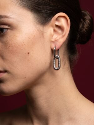Boucles d’oreilles pendantes Héloïse – Motif maillons ovales argentés striés