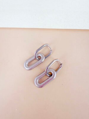 Boucles d’oreilles pendantes Héloïse – Motif maillons ovales argentés striés