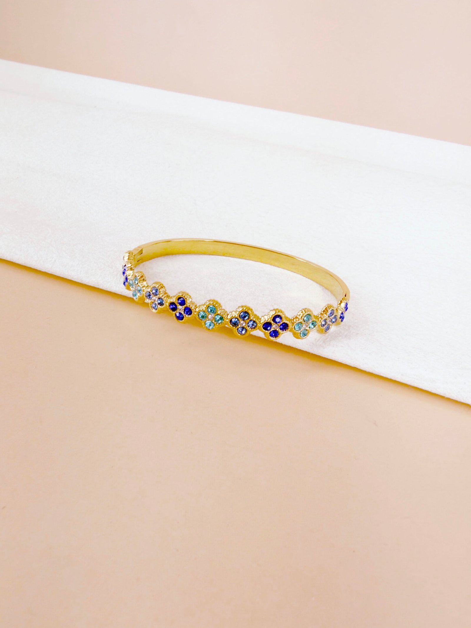 Bracelet jonc Alma - Fleurs de strass bleus et turquoise – Image 3