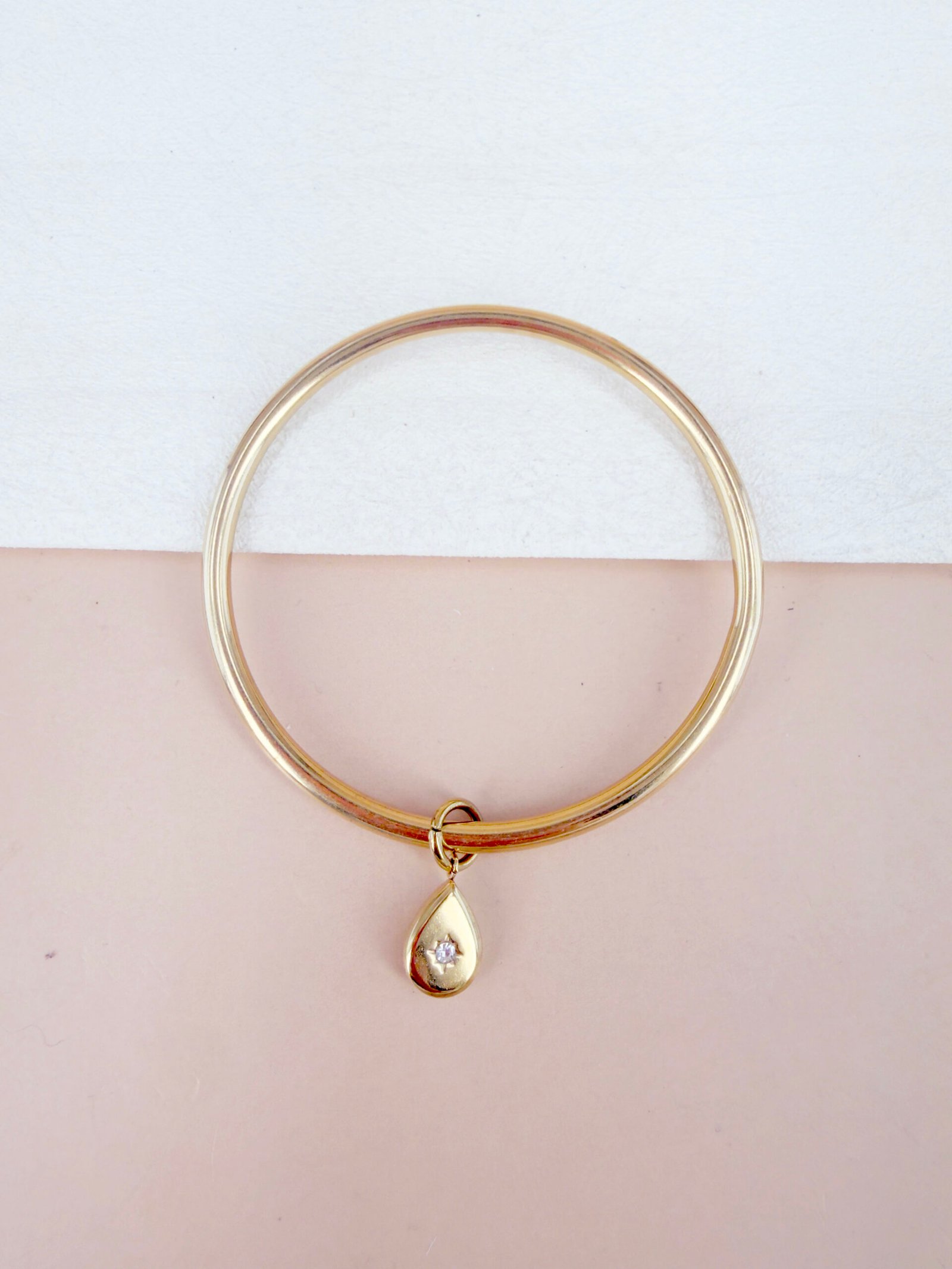 Bracelet jonc Estelle - Pendentif goutte dorée à strass – Image 2