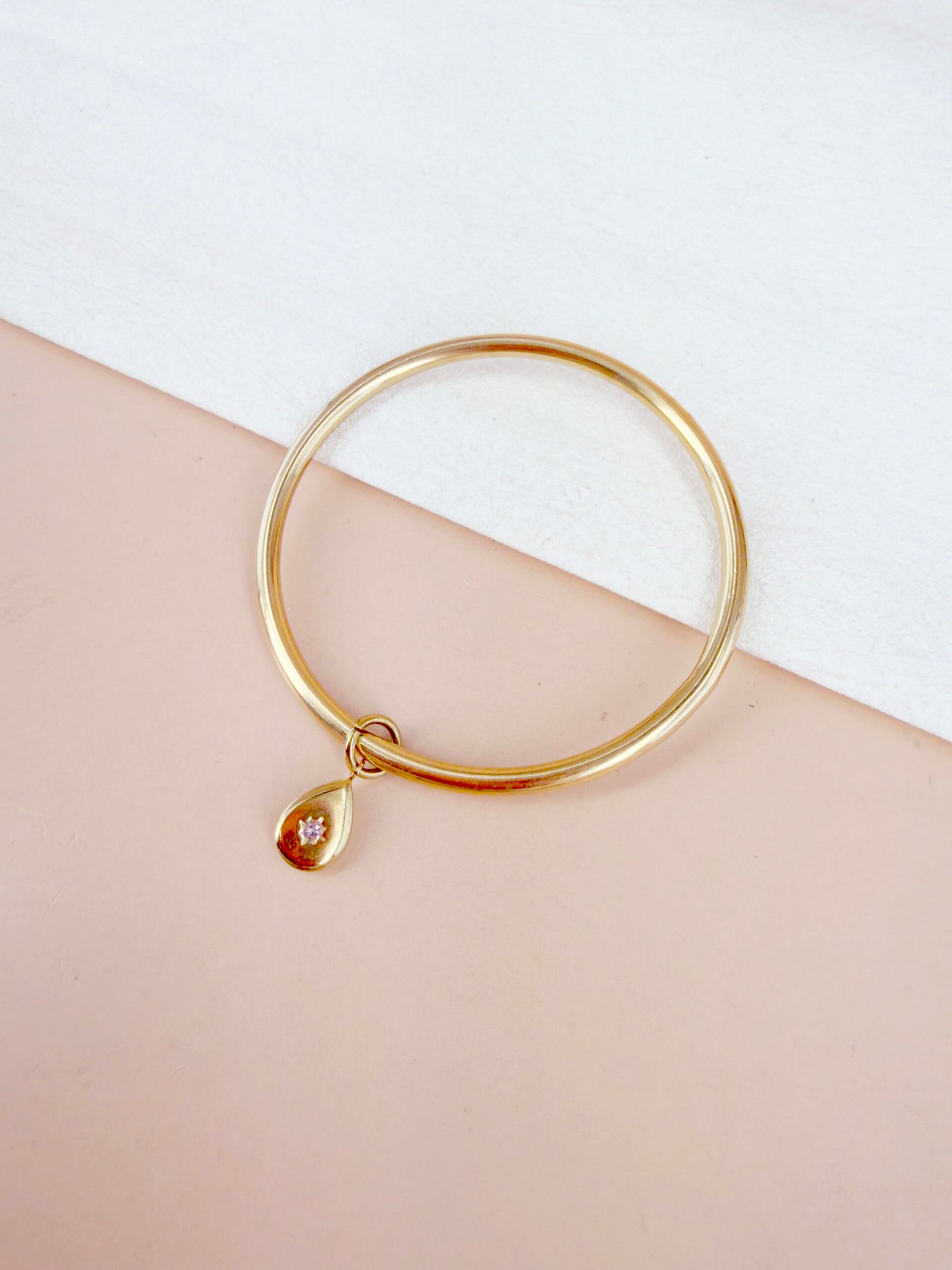 Bracelet jonc Estelle - Pendentif goutte dorée à strass – Image 3