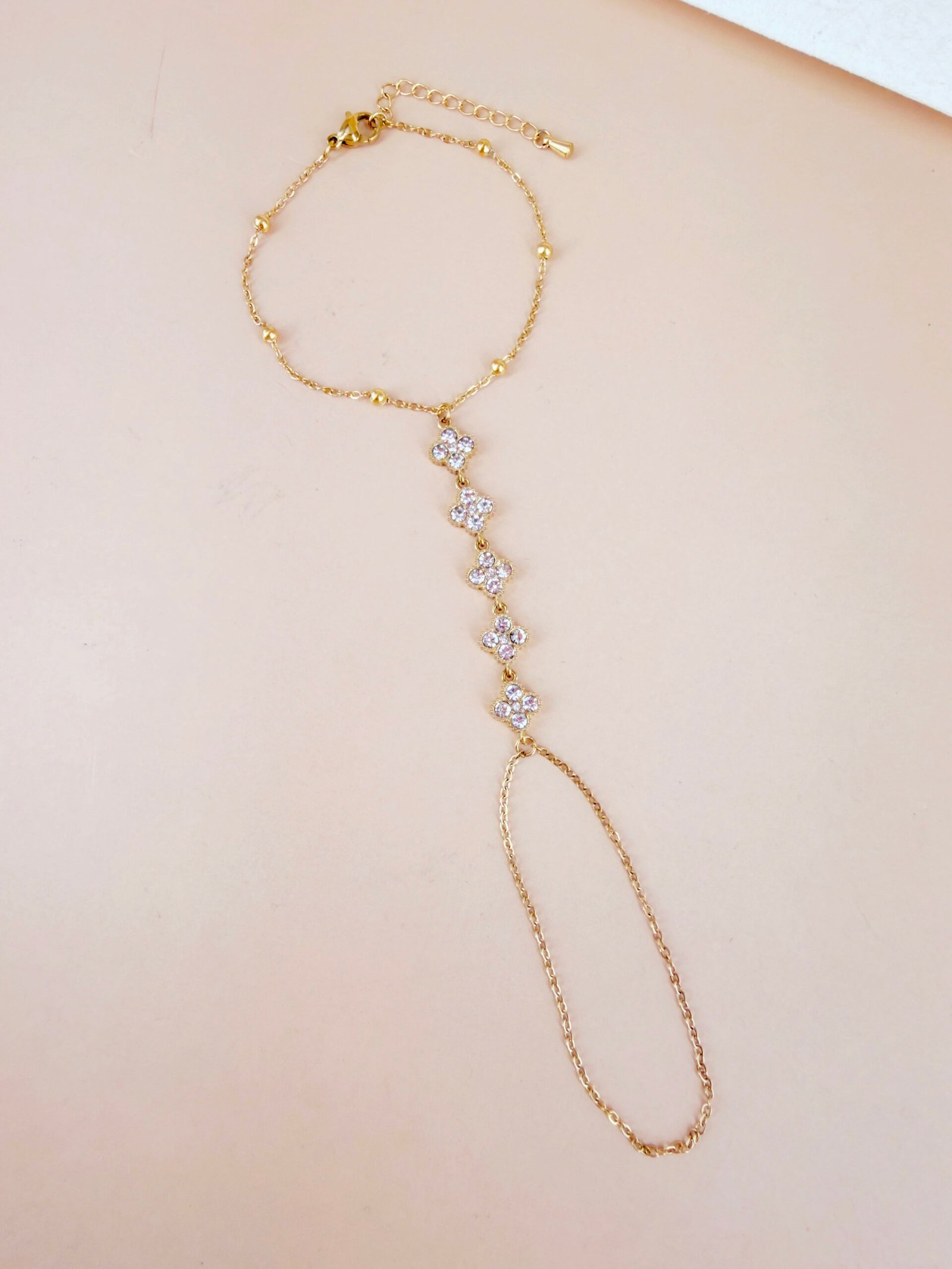 Bracelet de main Camille - Fleurs de strass transparents dorées – Image 2