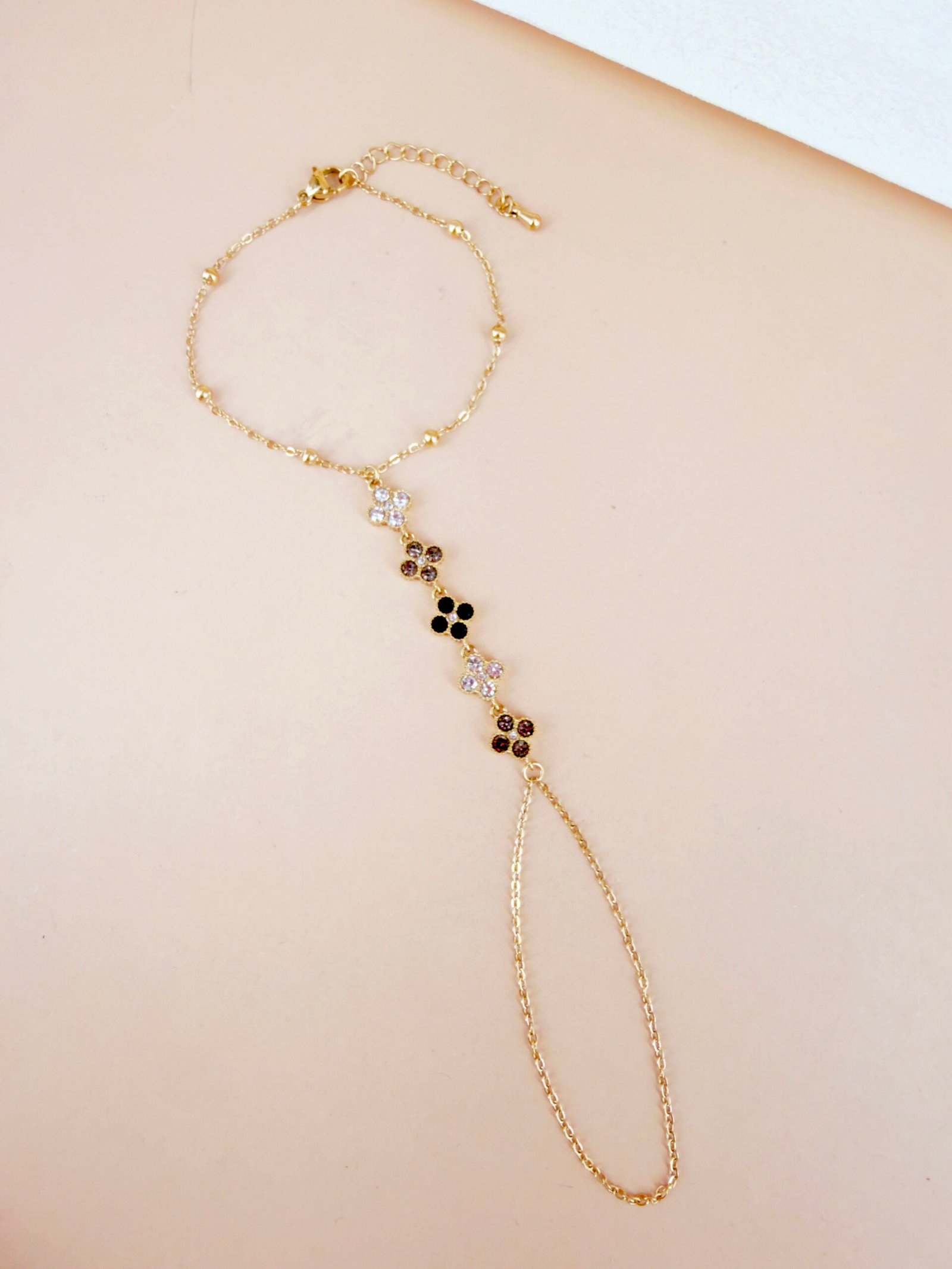 Bracelet de main Clara - Fleurs noires et strass transparents – Image 2