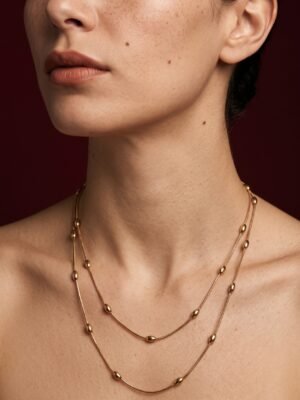 Collier long double rang Léonie – Chaînes fines et perles dorées