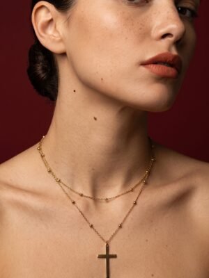 Collier double rang Noémie – Pendentif croix dorée