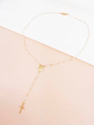 Collier Daphne – Motif petites perles, médaille et croix